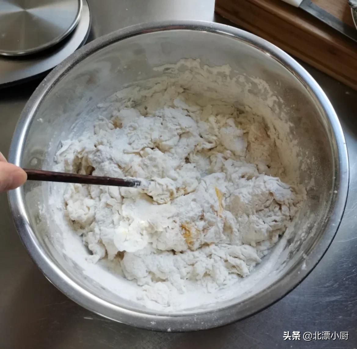 自制油条的简单做法晚上和面,自制小油条简单做法用什么水和面