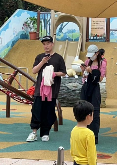 张子萱素颜现身忙遮脸,张子萱脸变化