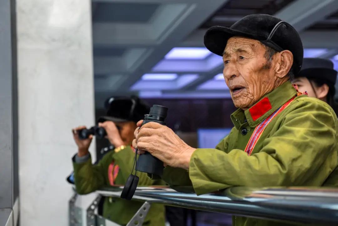 70多年后再次相聚，当年他8岁，他们18岁……