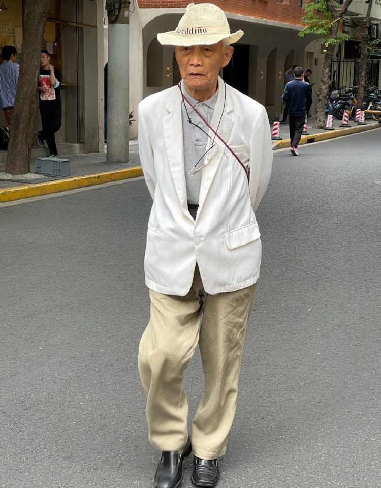 40岁后男人穿工装裤还是束脚裤,四十多岁男人适合穿阔腿牛仔裤吗