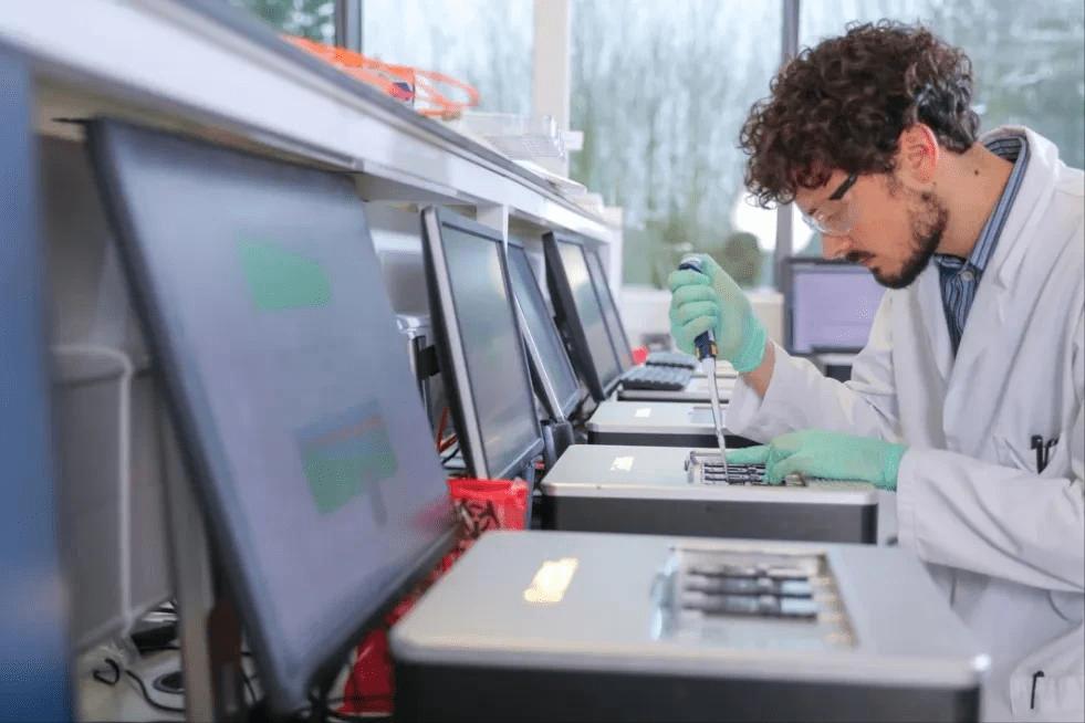 三年疫情狂赚222.8亿，男人靠“国难财”登顶富豪榜，网友：该