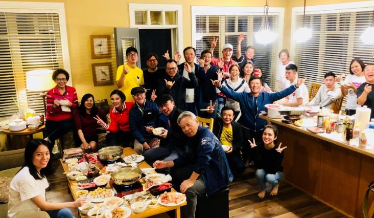 走进63岁苗侨伟香港的生活，住豪宅开游艇，好友遍布整个娱乐圈