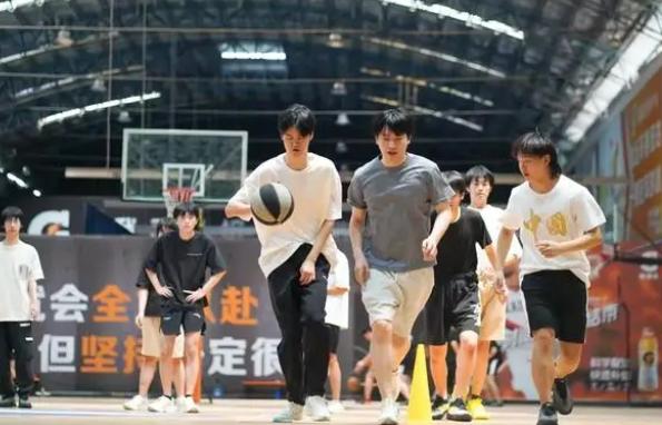 亚运国足被淘汰出局,猫神和fly谁是第一人