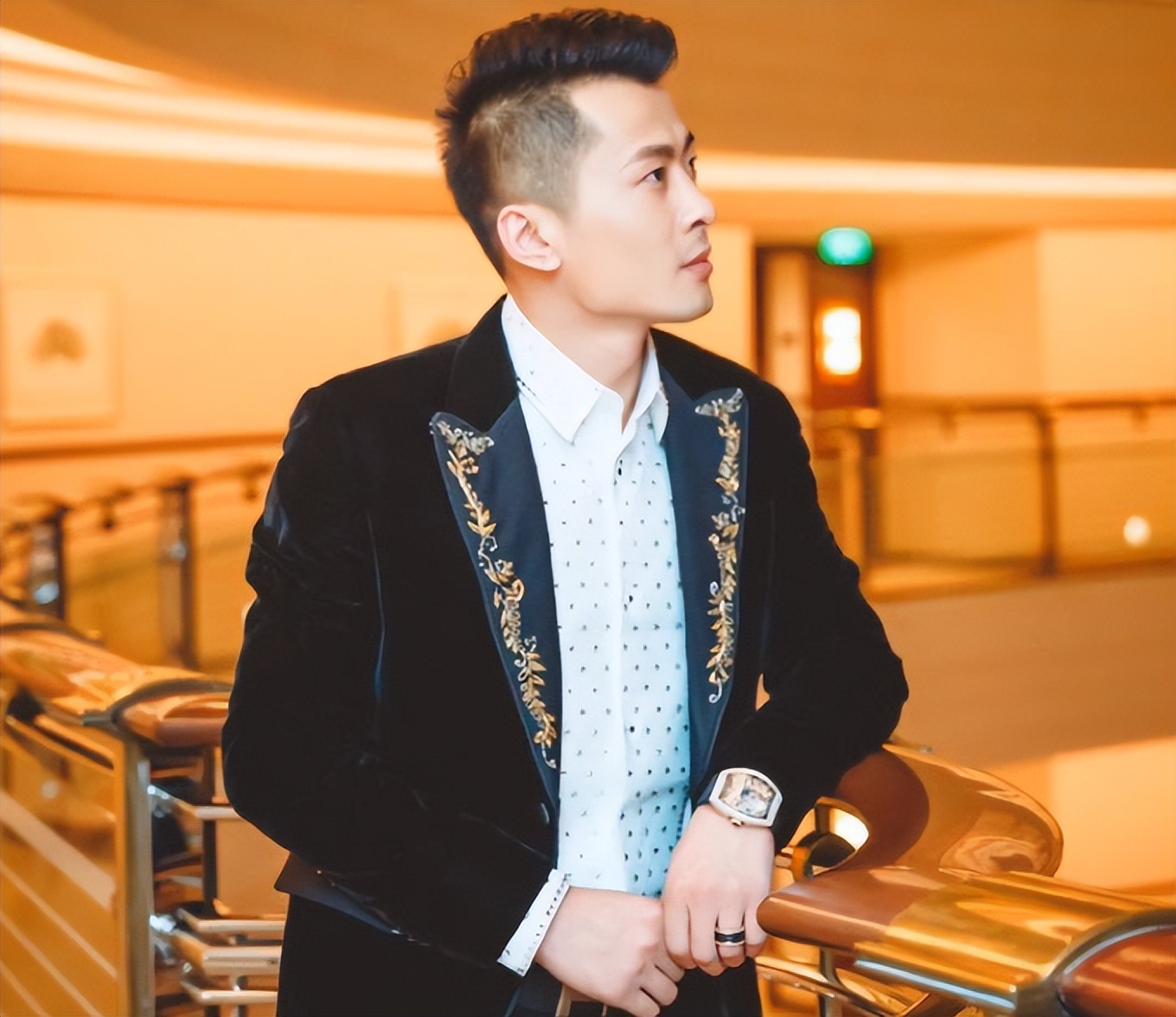 二驴借“榴莲事件”嘲讽辛巴：200万包飞机去泰国，豪赚3000多万