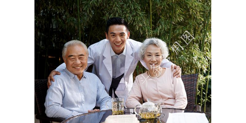 凤凰男母亲退出家族群：“红包你们发100，让我发8000，想得美”