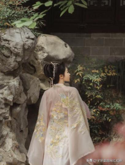 芸溪：因颜值如仙女下凡，被称“绝世佳人”,却夺来路人异样目光