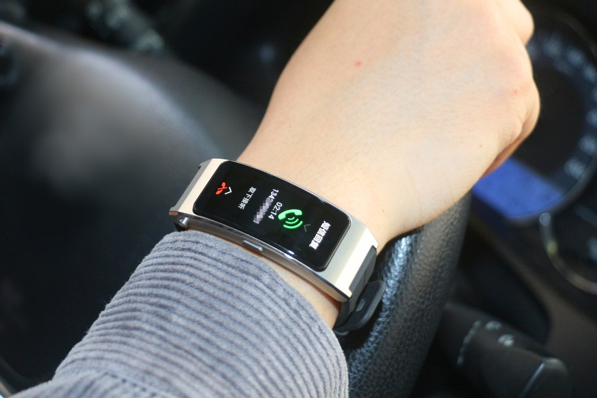 手环耳机二合一华为b7上手体验,华为什么时候发布新款B7手环