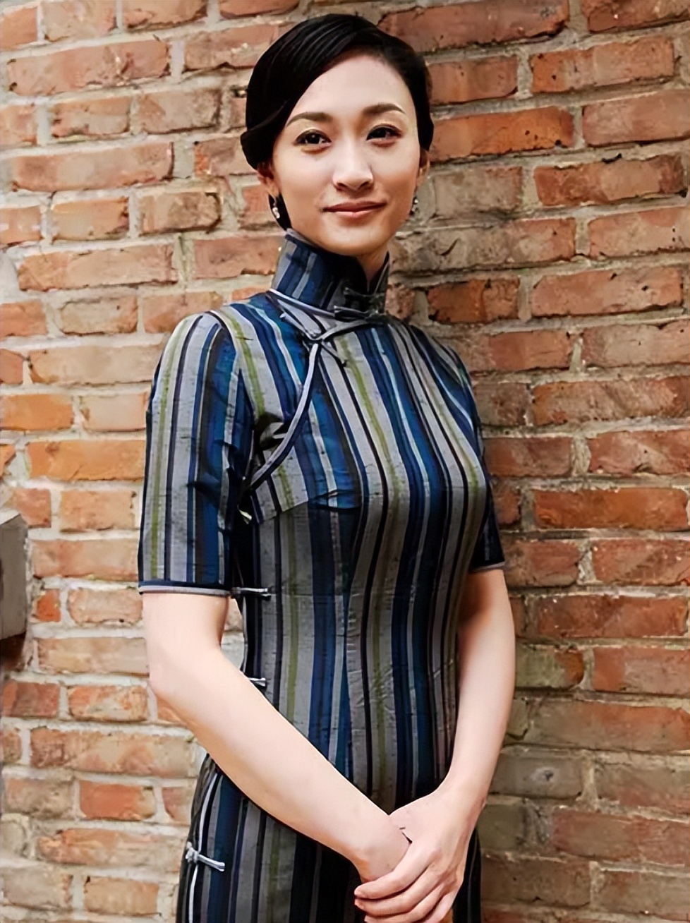 刘嘉玲关晓彤同框,穿旗袍大秀窈窕好身材