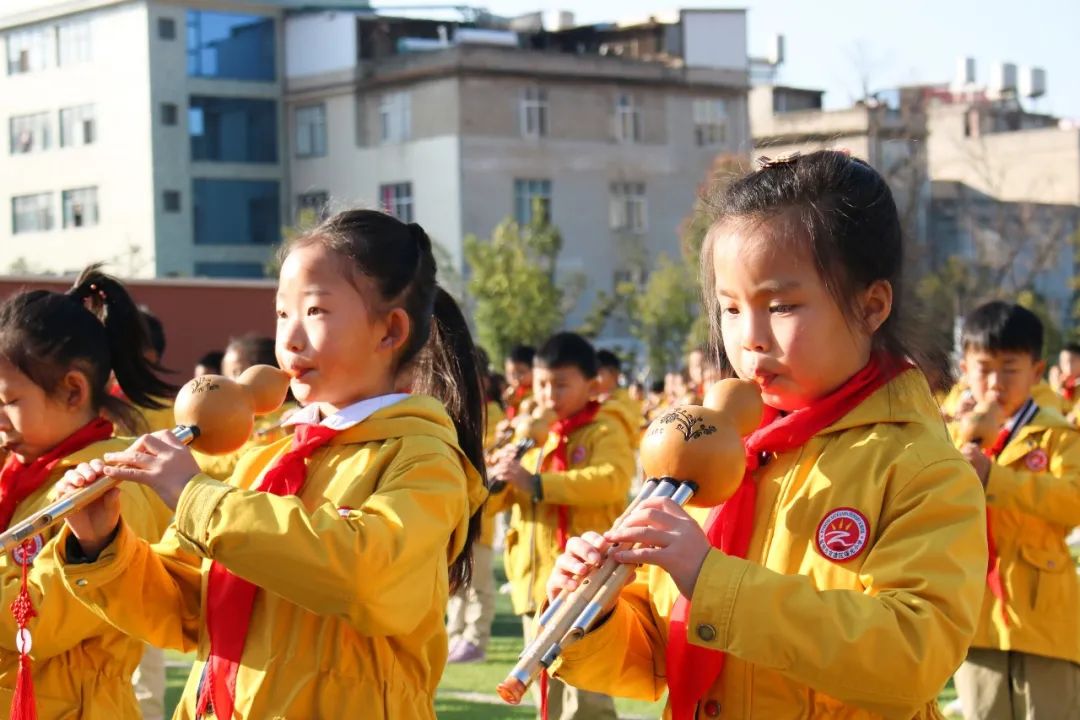 开学季校园展示打卡,开学啦冰墩墩小学生积极向上图片