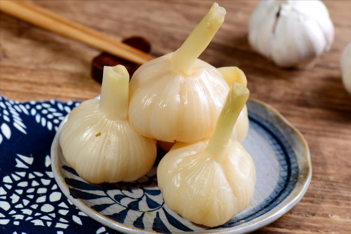 新蒜下来了,教你在家腌糖蒜,谨记1个窍门,糖蒜不辛辣更爽脆