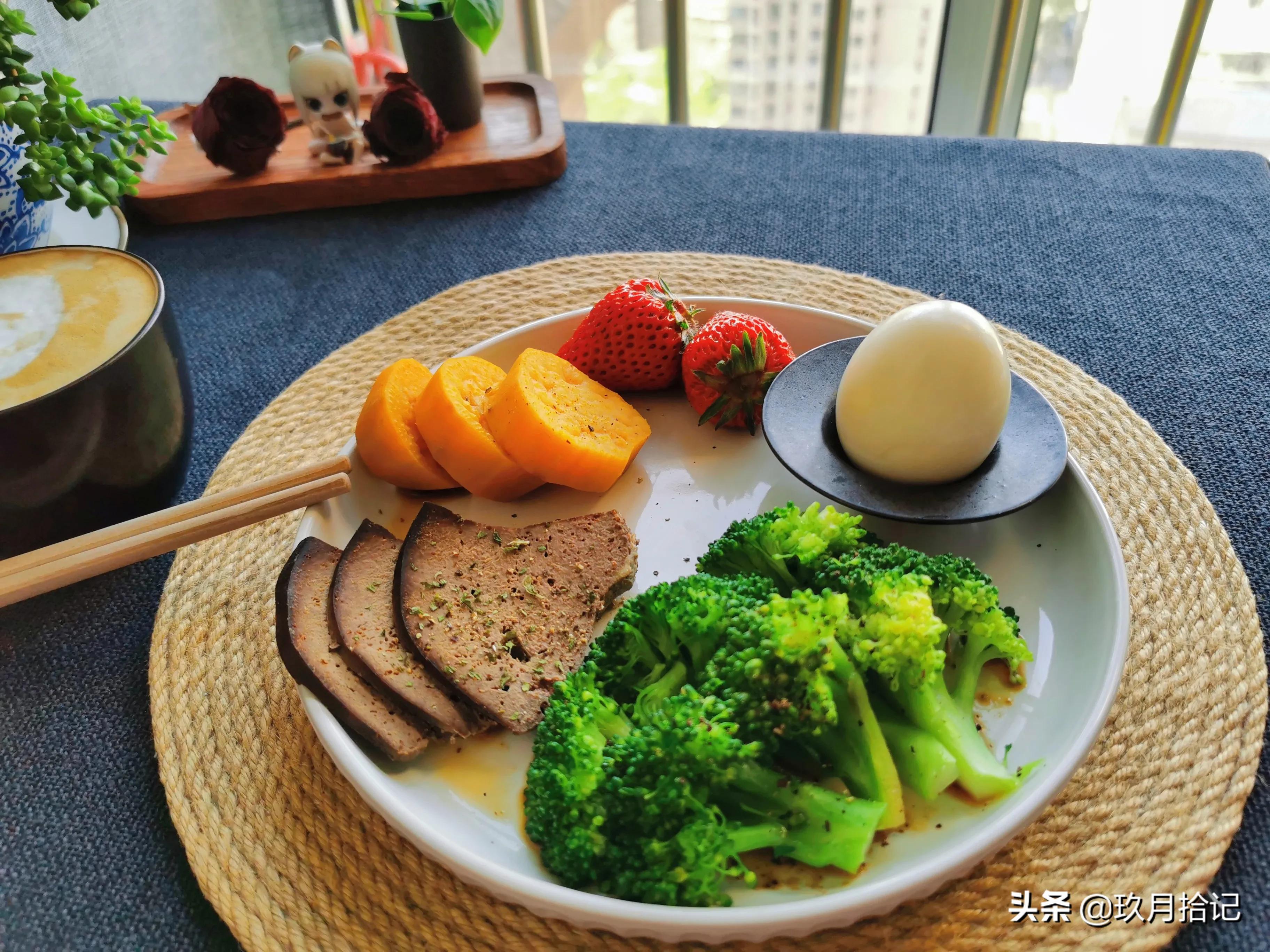 高中生学习紧张早餐别总牛奶面包，每天营养丰富换样吃用陪伴减压