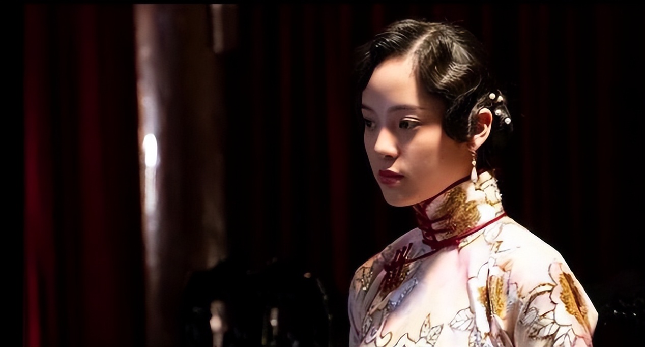 刘嘉玲关晓彤同框,穿旗袍大秀窈窕好身材