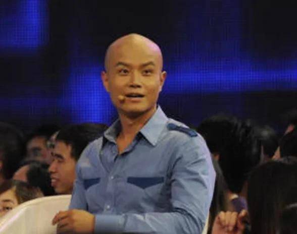 父女“嘴对嘴亲吻”不害臊，以爱的名义满足私欲的行为，该停止了