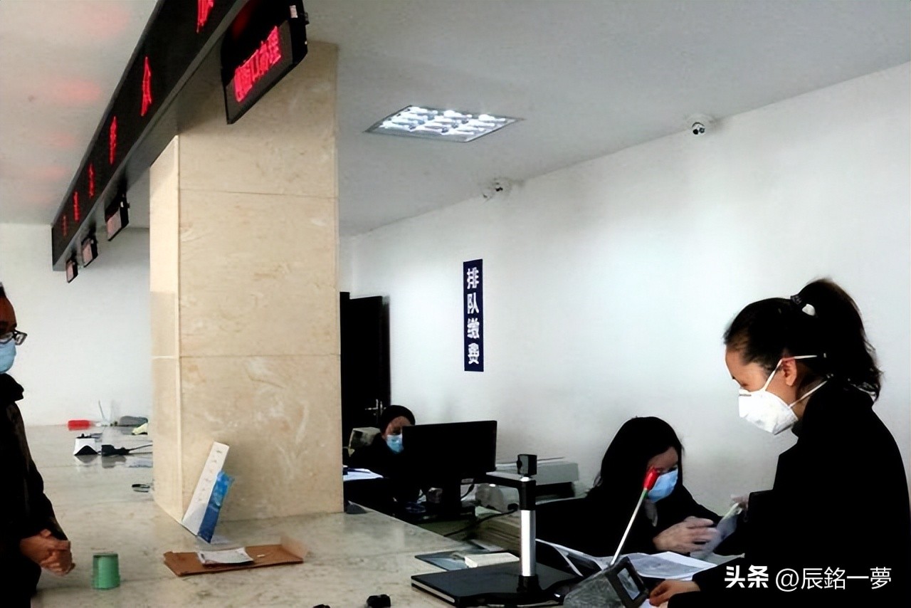 新车是自己上牌照还是交给4s上牌,提新车没上牌怎么去车管所上牌