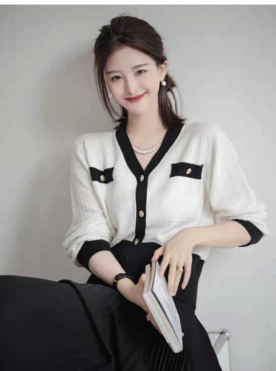 白色牛仔裤配什么颜色针织开衫,针织开衫白色和黑色哪个好看