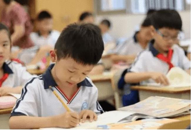 小学生作文《我的妈妈真虚伪》，老师笑到肚子疼，妈妈：手有点痒