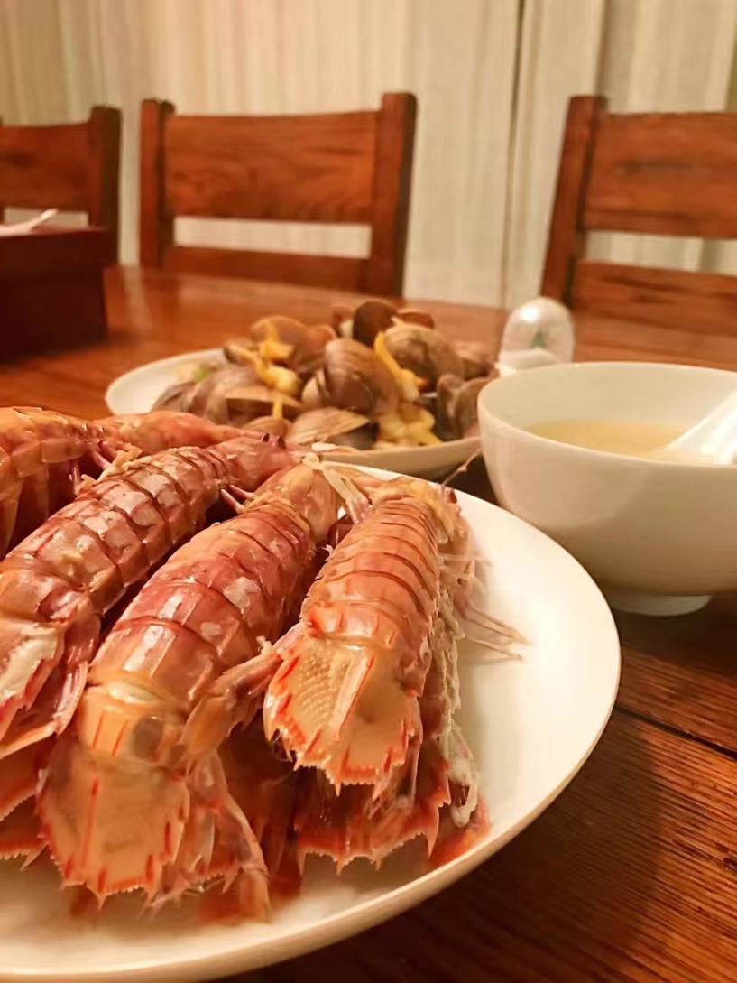 吃虾吃到生虾,吃虾吃到像口香糖