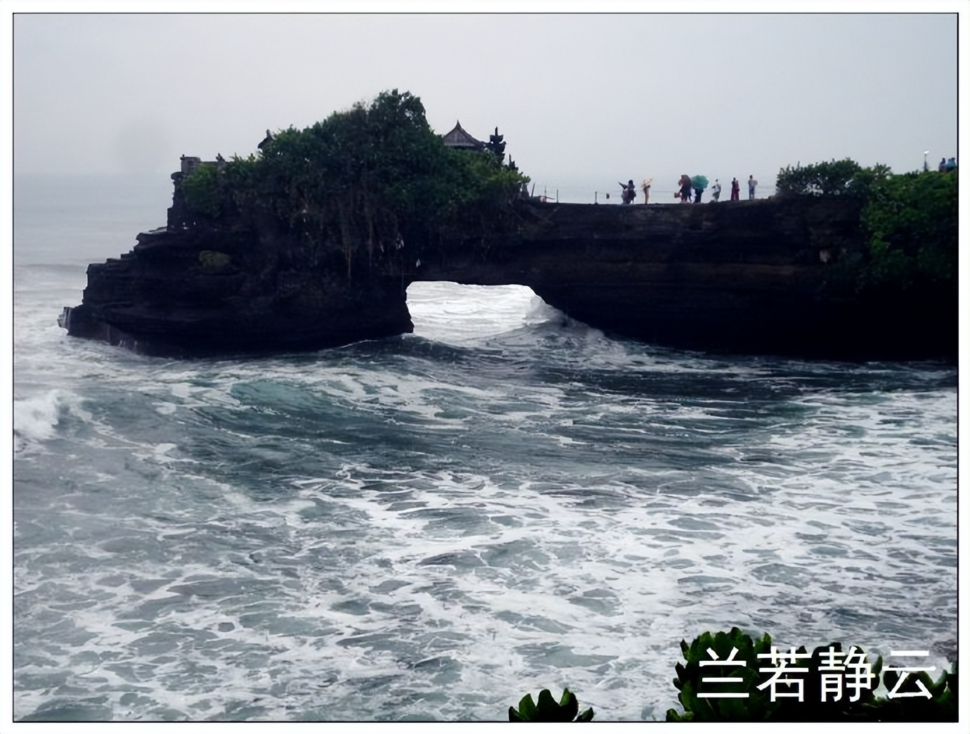 巴厘岛海神庙波涛汹涌,印尼巴厘岛皇威庙