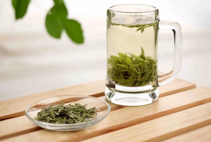 入秋喝红茶还是绿茶好呢,绿茶和红茶究竟有什么区别呢