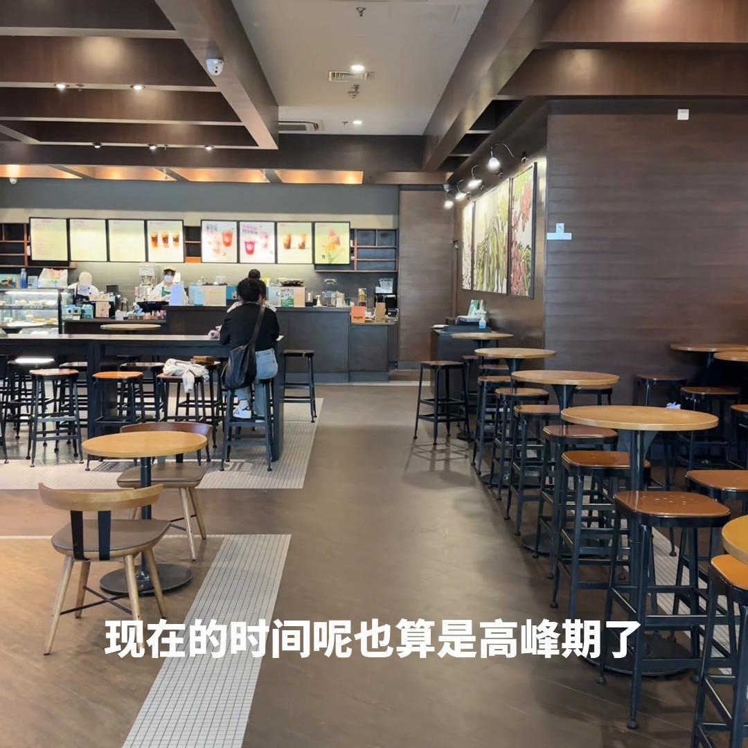 星巴克成功转型的原因,星巴克挤满了失业的中年人图