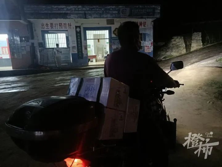 搜救现场尸体残骸,搜救附近山坡发现巨大飞机残骸