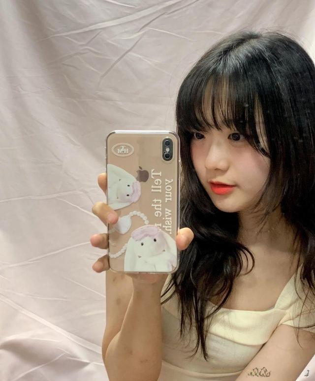 夏季新款短袖上衣基础款搭配减龄,黑色短袖小衫修身上衣怎么搭配