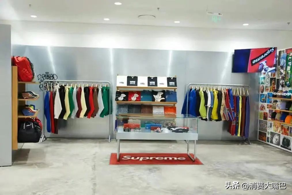 潮牌Supreme不潮了？联名款转卖不出去，甚至跌破原价15%…昔日溢价翻一倍