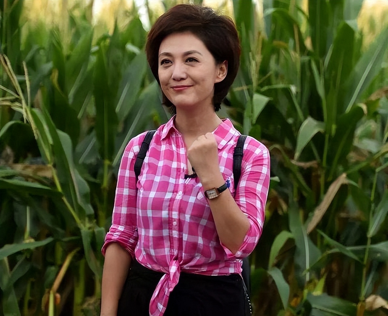 央视美女海霞有孩子吗,48岁主持海霞近照