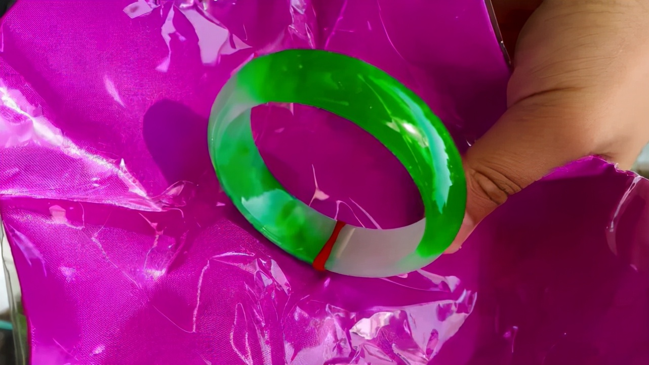 某宝直播的翡翠手镯,直播间翡翠镯子是真品