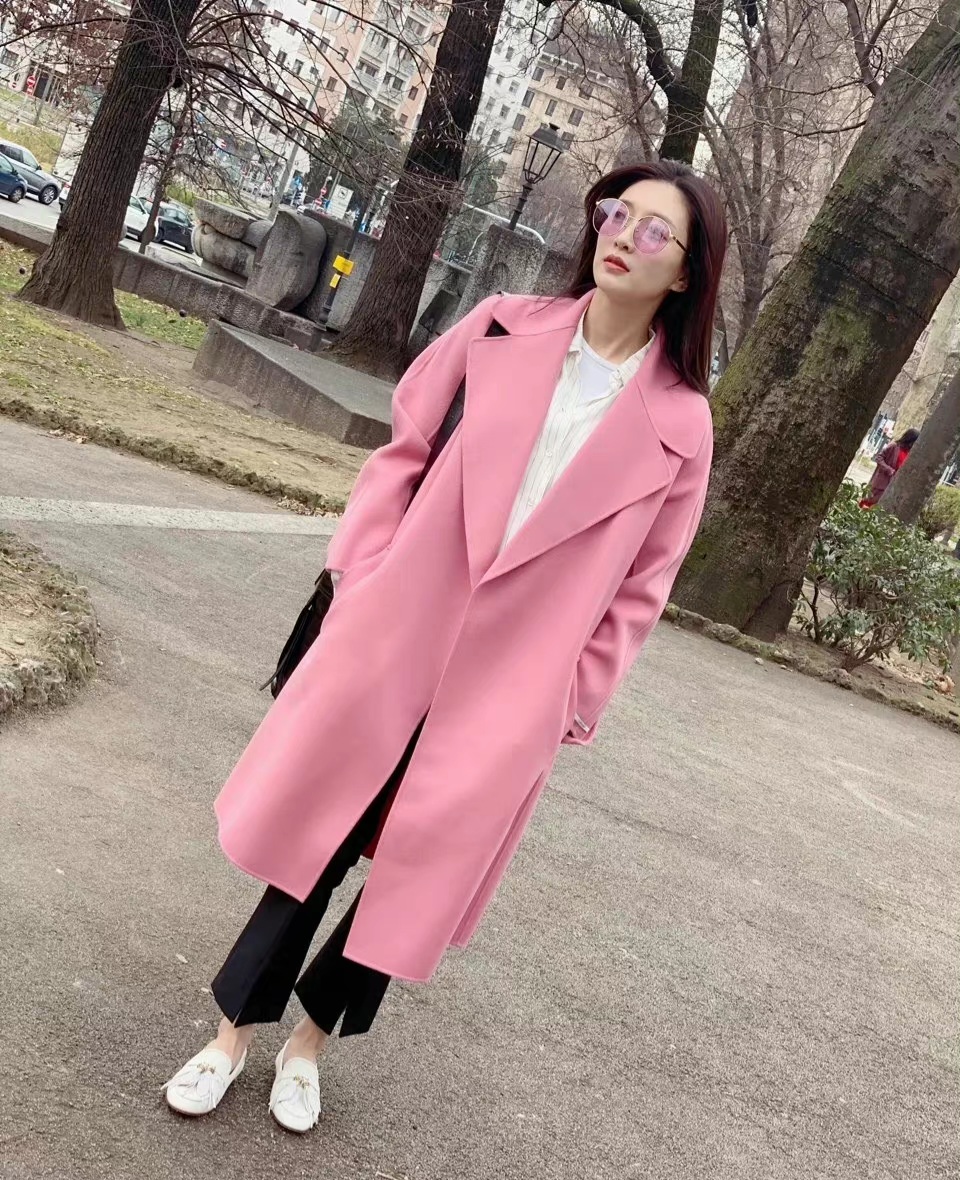 江疏影白衬衣配皮裤显知性美,江疏影黄衬衣搭格纹大衣走机场