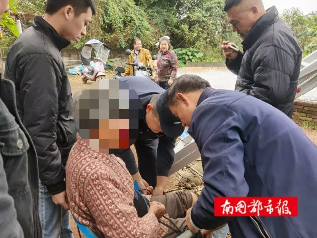 老人掉进泥坑好心人救助,八旬老人散步跌落水民警紧急救援