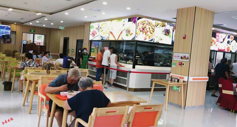 太原：社区食堂品美食家门口吃出幸福味儿