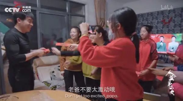 鞍山体育老师收养47个孩子,46岁体育教师收养120多个孩子