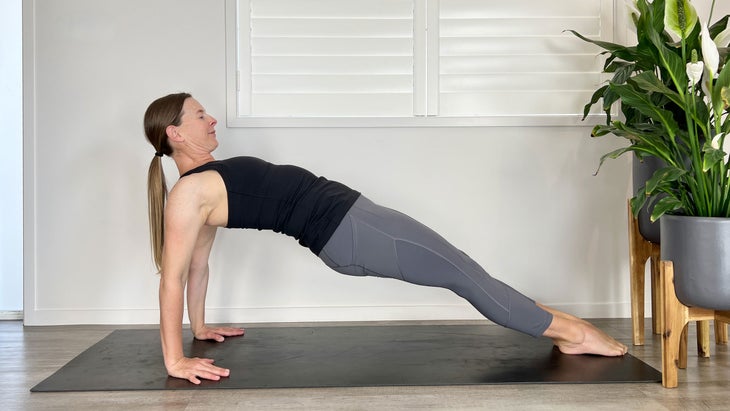 练瑜伽反板式腿抽筋,手腕疼?这样调整就对了