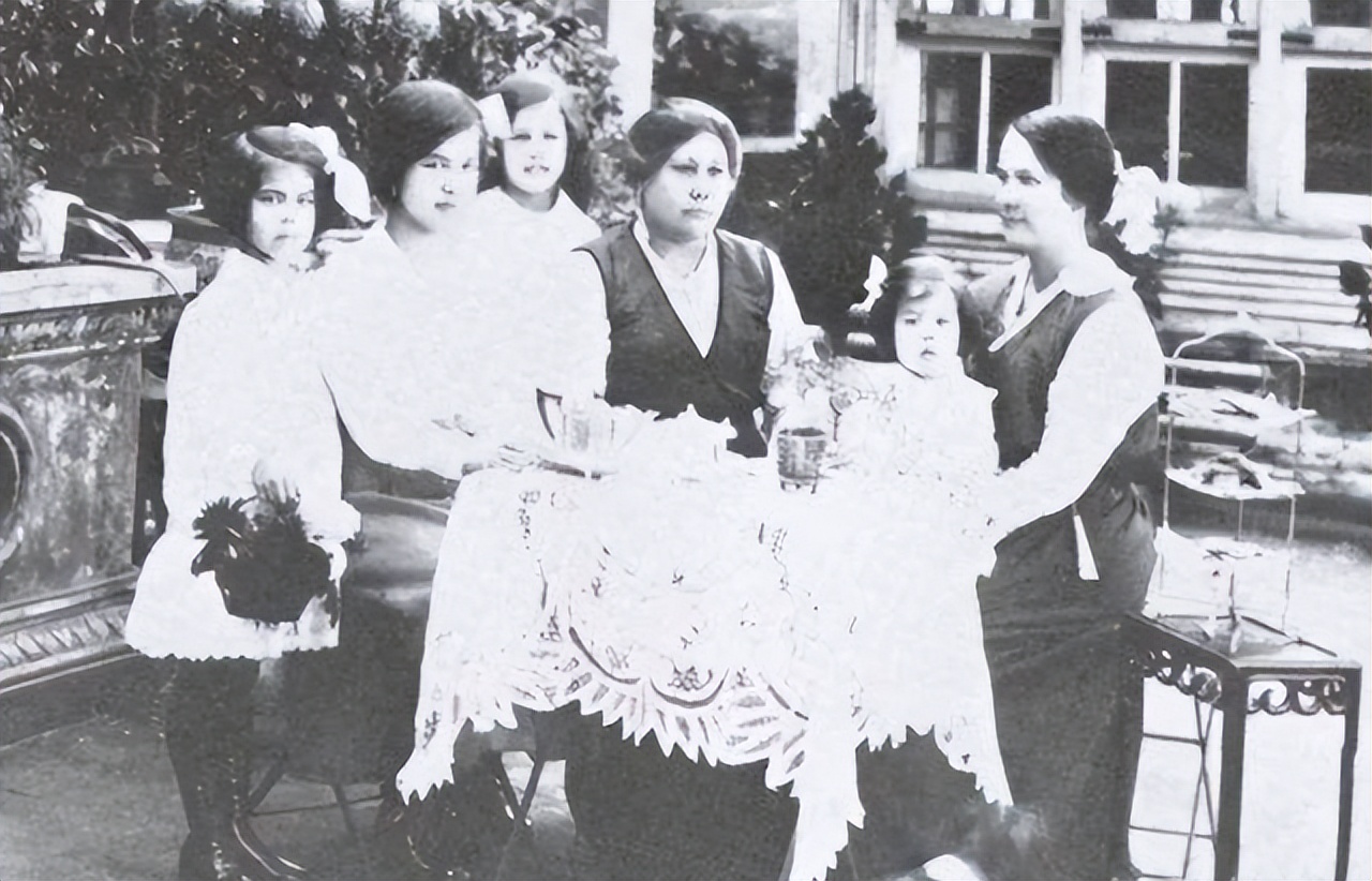 嫁给首富一直无子,麦秀英劝说表妹当妾,表妹连生10子成平妻