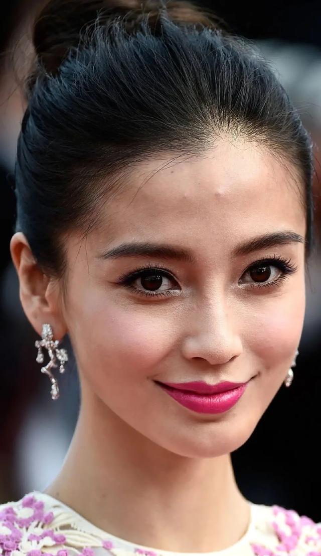 脸上有痘坑的明星,脸上爆痘特别多还好看的明星