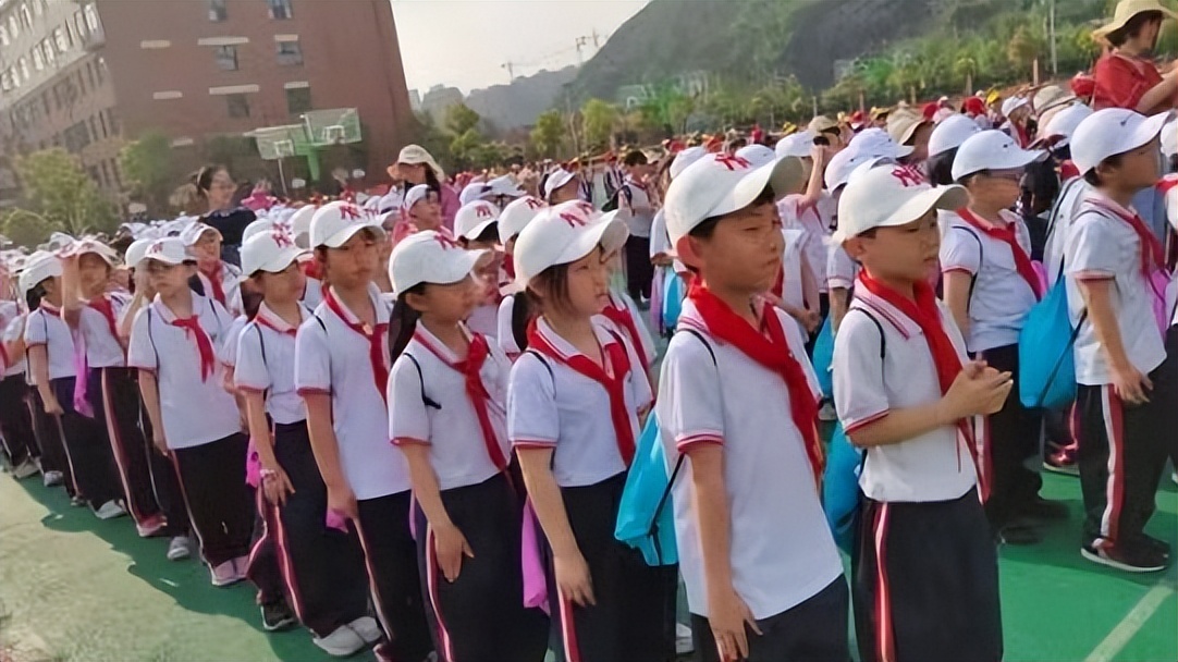 小学生春游，老师列出费用单22300，提议AA制，家长是怎么说的？