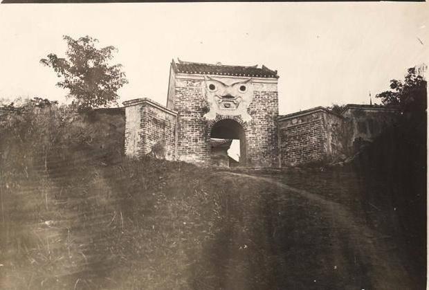 日军日记：*安妇慰**不服从管教，我很愤怒，用*刀刺**插入她的*体下**