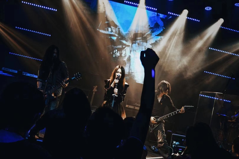 深圳Living|深圳这位摇滚乐手走下舞台后,在直播间卖“公主裙”