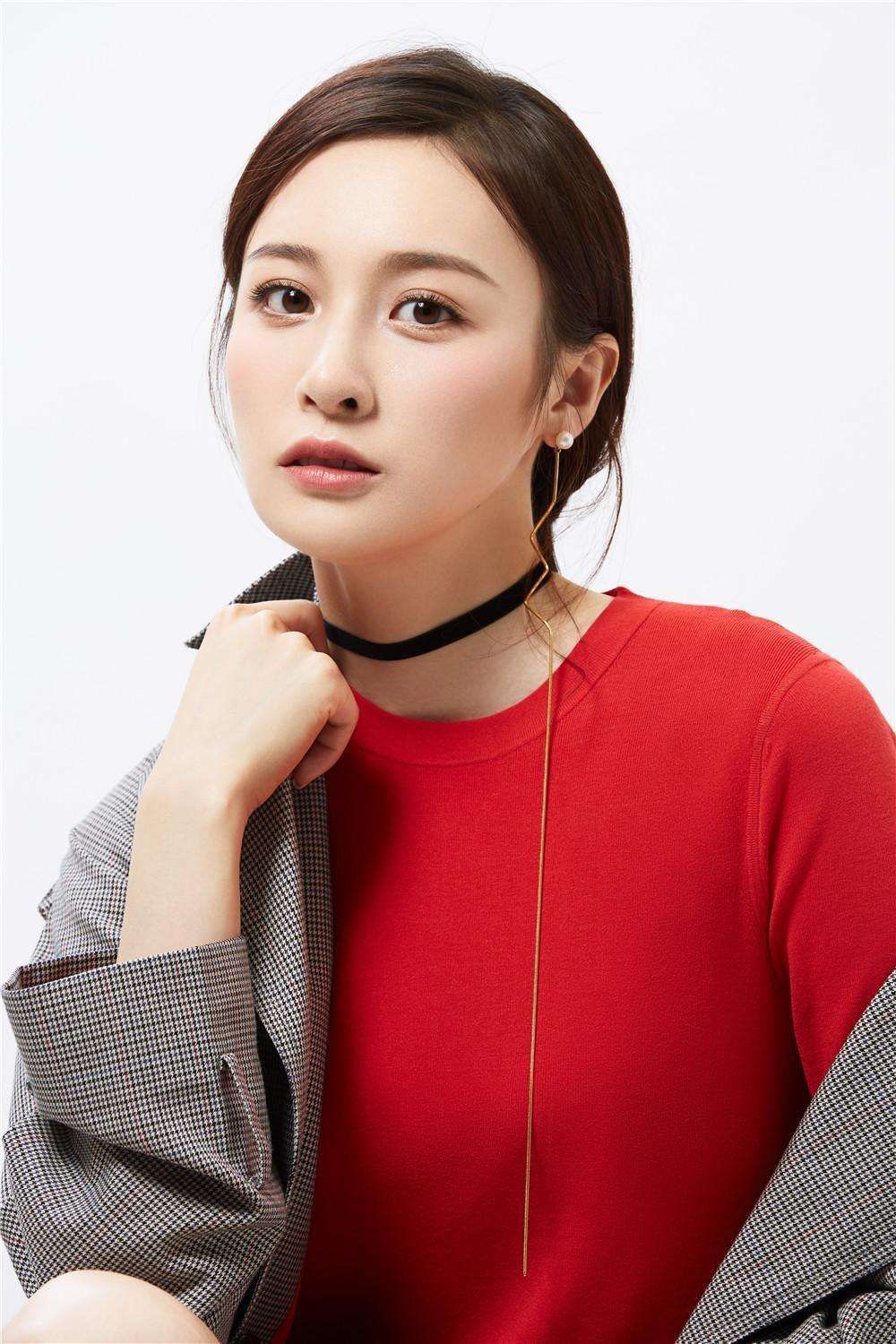 隆妮深v礼服,隆妮白衬衣