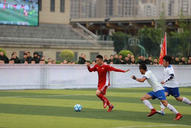 领导踢球点球,领导踢足球比赛