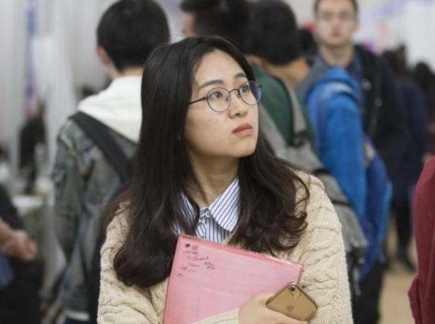 女大学生住桥底,寒风彻骨仍不忘学习,一些小细节却“出卖”了她