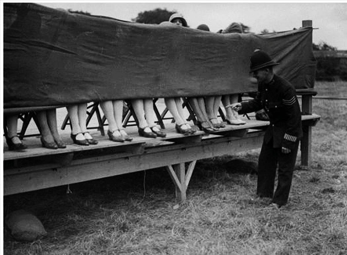 女子身穿日本侵华军装照片,女子穿侵华日军服装摆拍新闻视频