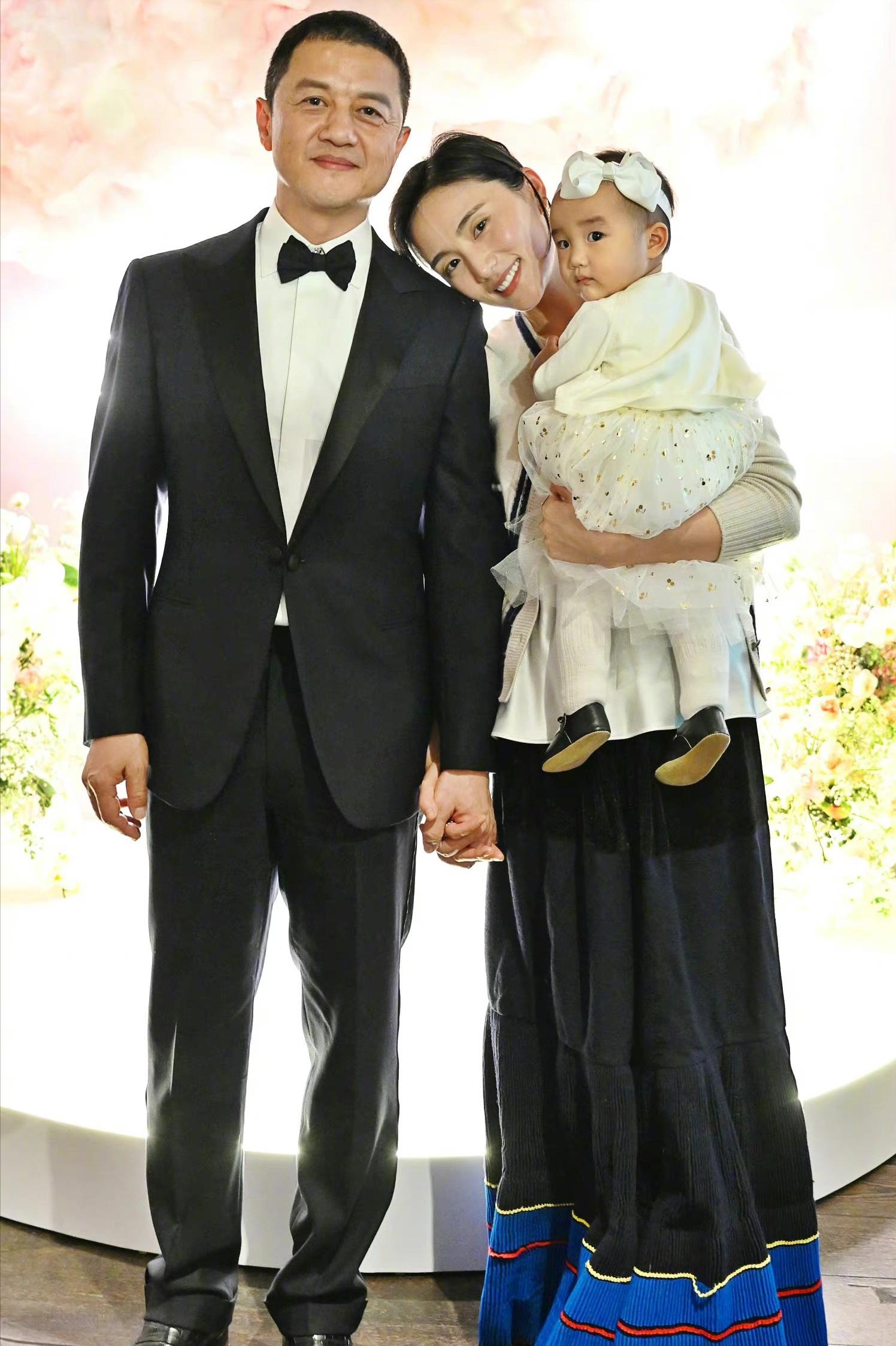 王菲带李嫣香港购物,王菲李嫣金发抢眼