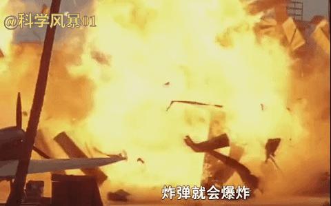 飞机俯冲投弹炸军舰练习,火箭弹击中的螺旋桨