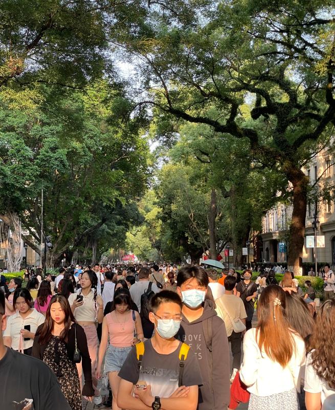 广州景点人山人海航拍视频,五一广州处处人山人海视频