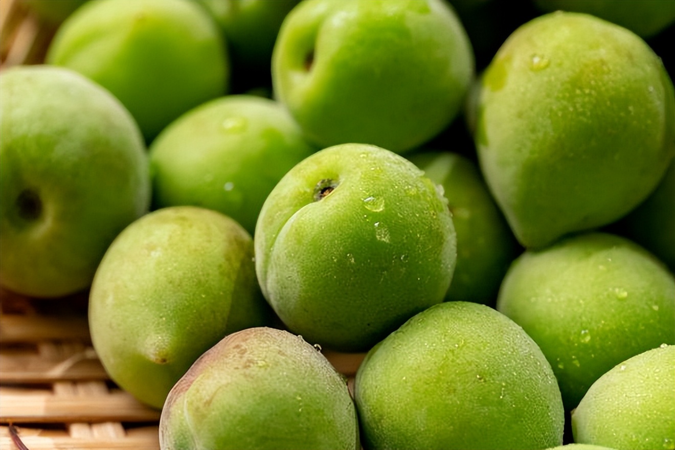 泡过酒的青梅干做法,泡青梅酒的青梅捞出来可以做什么