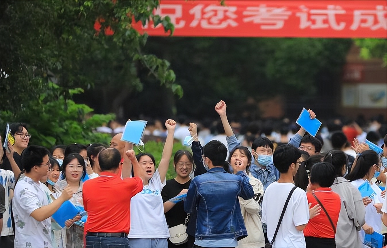 日本最强啃老族,蹲守豪宅72年,不结婚不打扫,遗产花光就去死