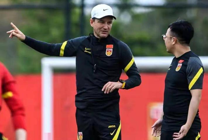 郑智邵佳一进入国足教练组,国足名单恒大帮老将压阵