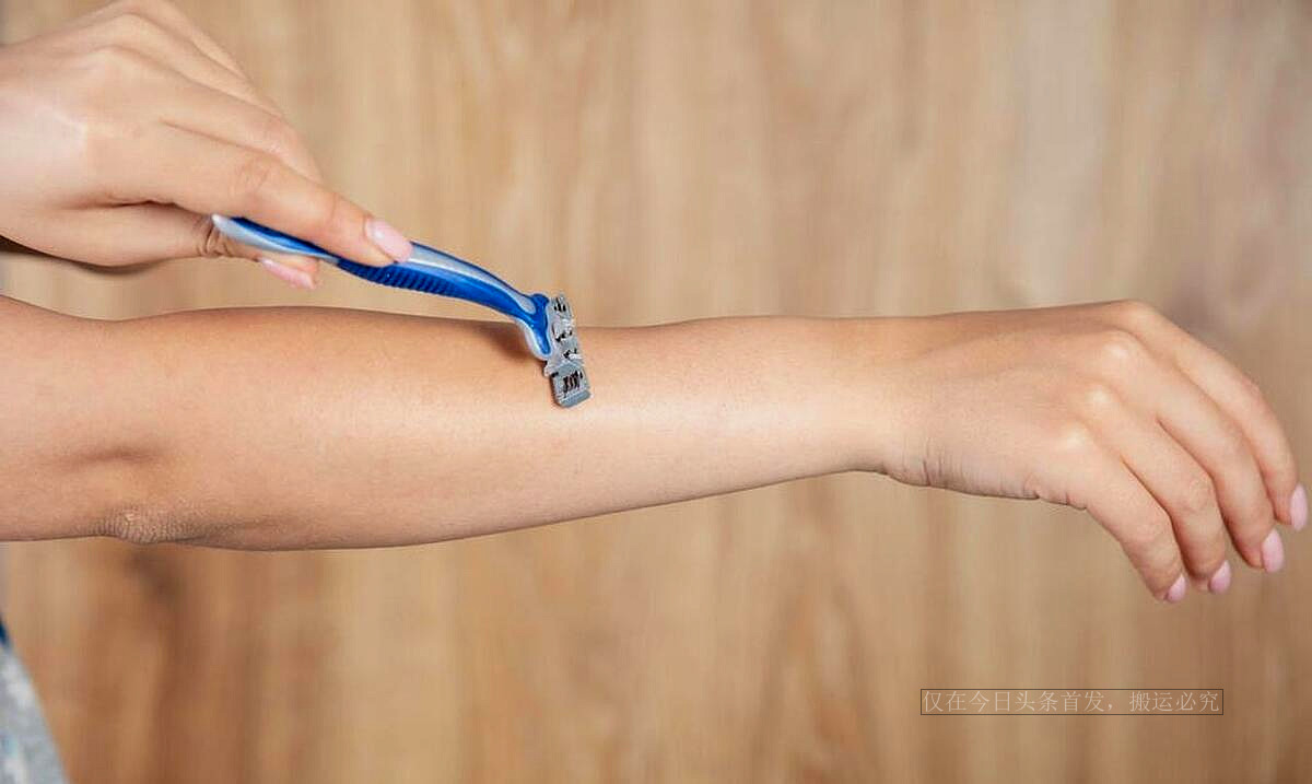 气死，我跟男友相亲认识，他讨厌我*处私**毛发，晚上偷偷把我的剃了